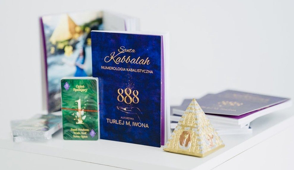 Książka „Santa Kabbalah 888” i karty numerologiczne autorstwa Turlej M. Iwony